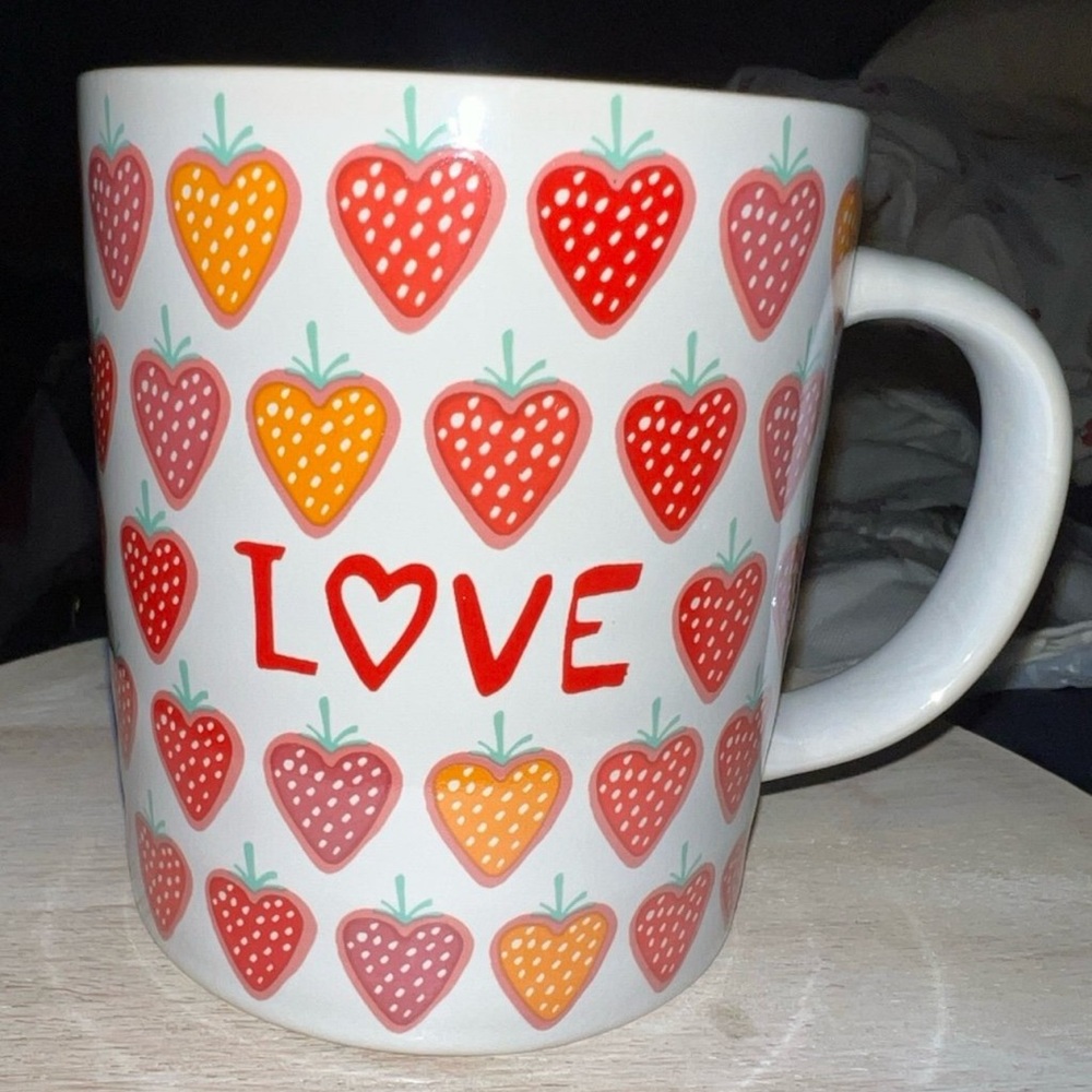 HEART STRAWBERRIES//LOVE//VALENTINES DAY MUG